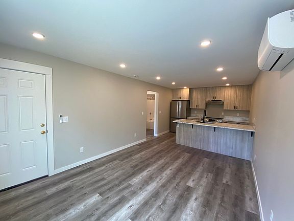 5th image of 300 W Fairfield St #B