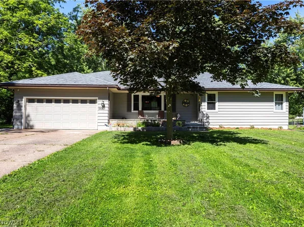 1908 Wallace Ln, Lorain, OH 44053