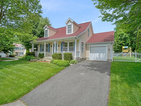 4 Lookout Hill Rd, Milford, CT 06461