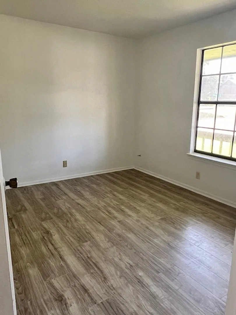 3 bed 2 bath, established neighborhood — Photo 4