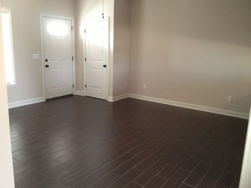 Ceramic floors throughout