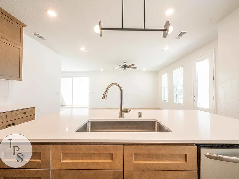 2830 E Tamarind Dr — Photo 9