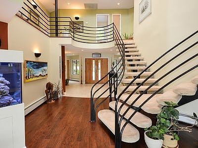 View looking toward frt door