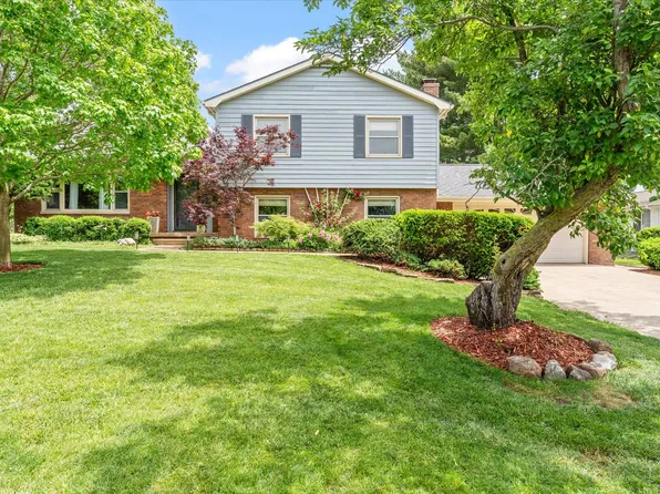 208 S Meadowhill Ln, Mahomet, IL 61853