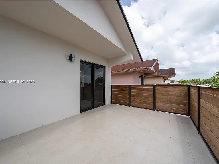 370 Flagami Blvd — Photo 35