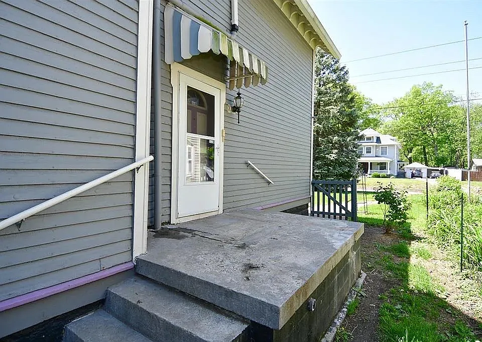2 bed, 1100 sqft, $1,300 — Photo 4