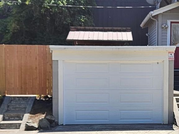 Tenant entrance is through gate in the back yard