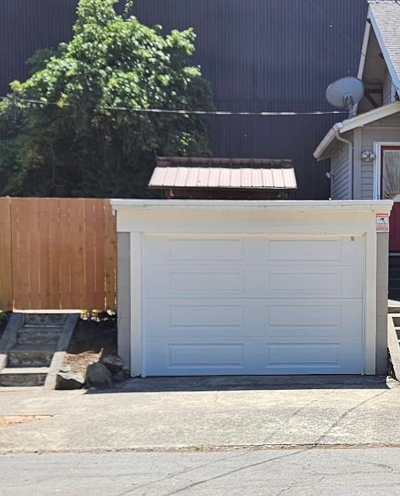 Tenant entrance is through gate in the back yard