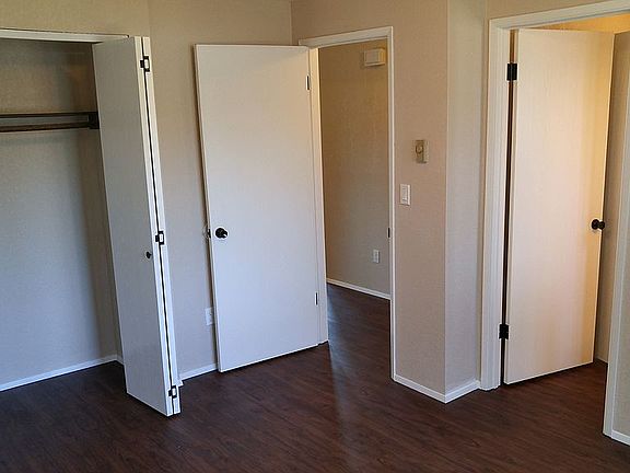 4th image of 9017 9th Pl SE