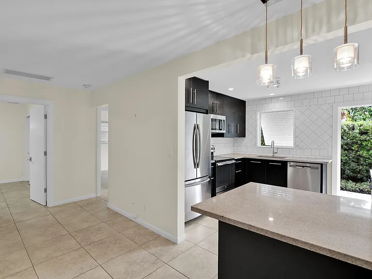 320 NE 1st Ave — Photo 9
