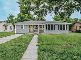606 E Mesquite Ln, Victoria, TX 77901