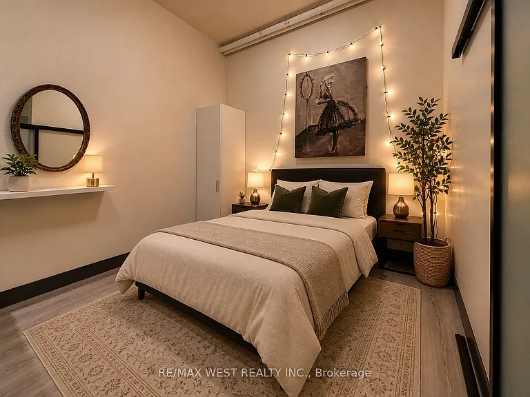 121 King St E #101 — Photo 3