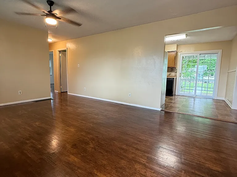 605 N College St — Photo 2
