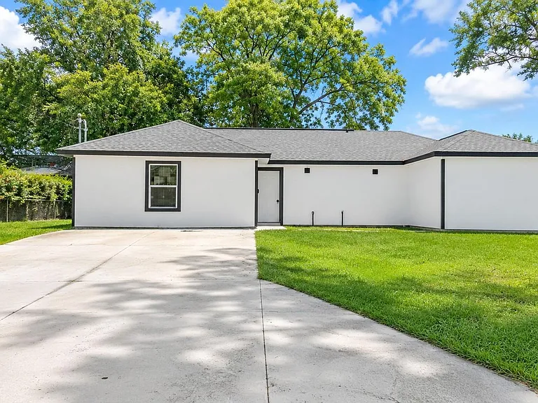 1206B Pinewood Ln — Photo 3