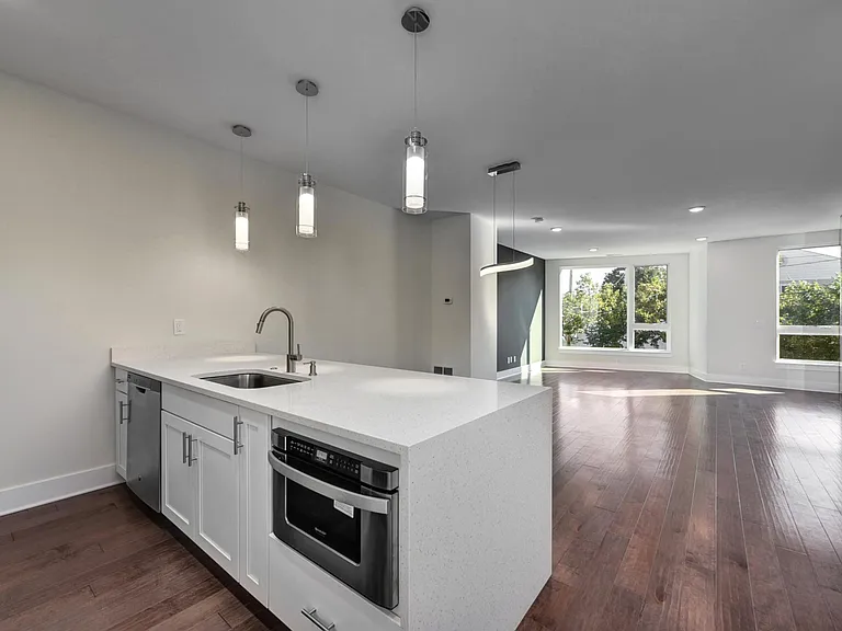 Quart Counter Top & Quartz Waterfall