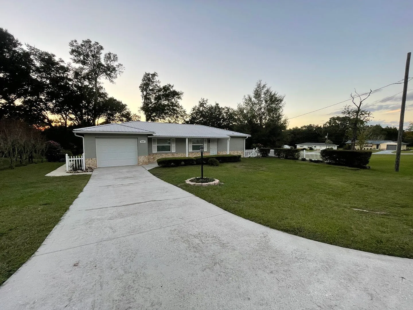 Beautiful 2/2 with bonus room and large yard, new floors, and updated bathrooms! — Photo 1