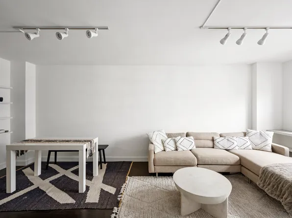 200 East 24th Street image 3 of 11