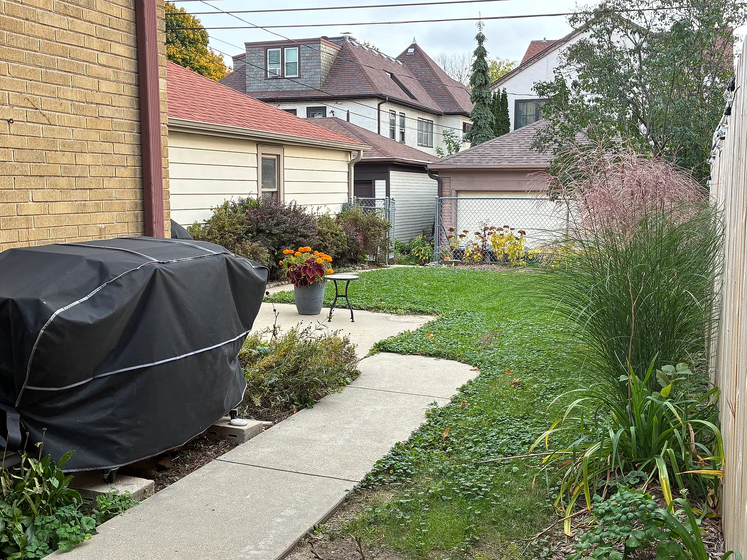 3 bed, 1900 sqft, $1,950 — Photo 2