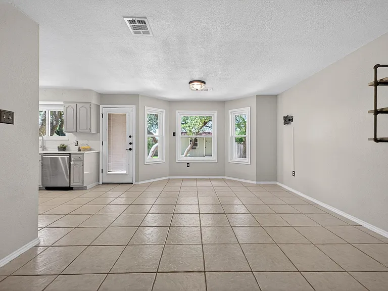 2712 Buckeye Trl — Photo 13