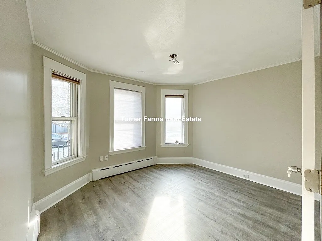 4 bed, 9999 sqft, $4,800 — Photo 1