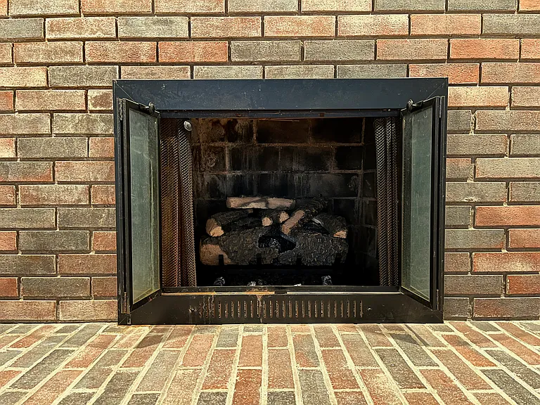 Gas-logs fireplace