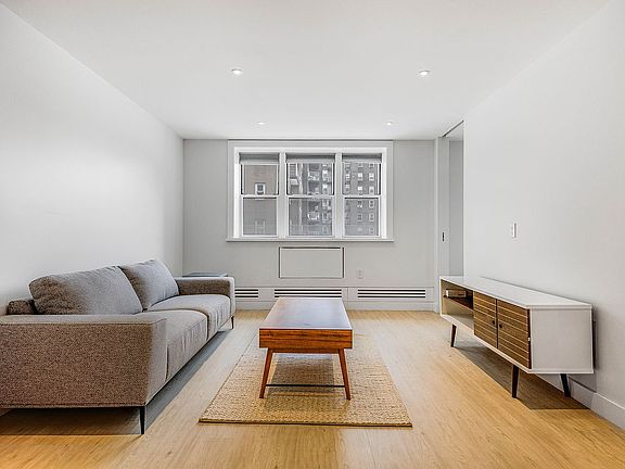 5th image of 34-20 Parsons Blvd #1B