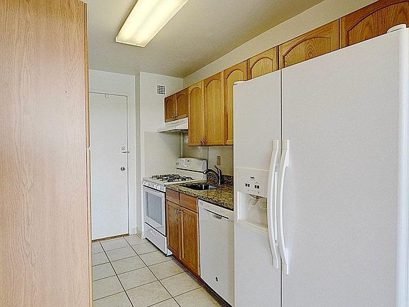 5th image of 10401 Grosvenor Pl APT 615