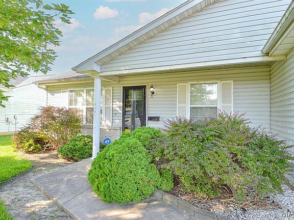 5th image of 1612 Lawrence Ave