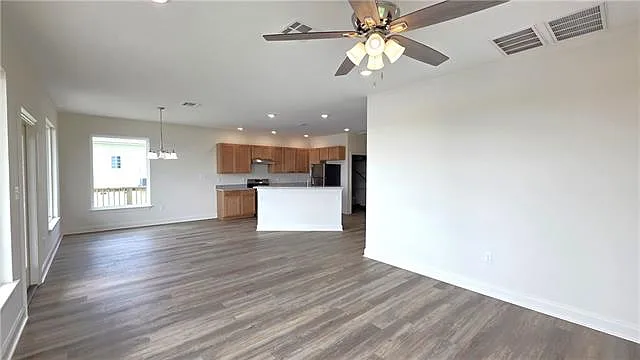 3 bed, 2.0 bath, 1200 sqft, $3,200 — Photo 3