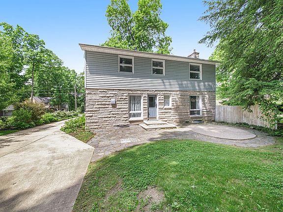 3rd image of 127 Shadywood Ln