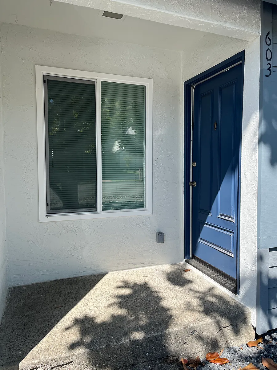 Building Photo - Crestmont Dr
