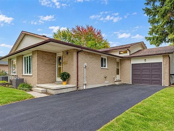 2nd image of 15 Uxbridge Cres