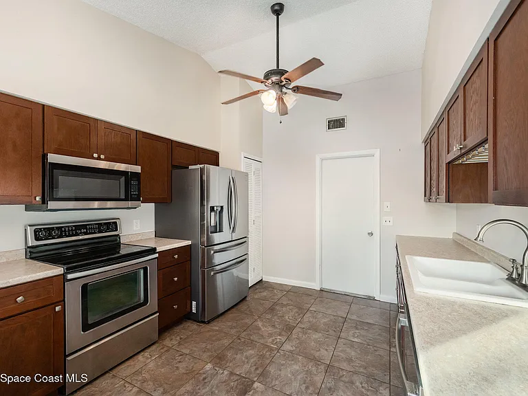 511 Biscayne Ln — Photo 5