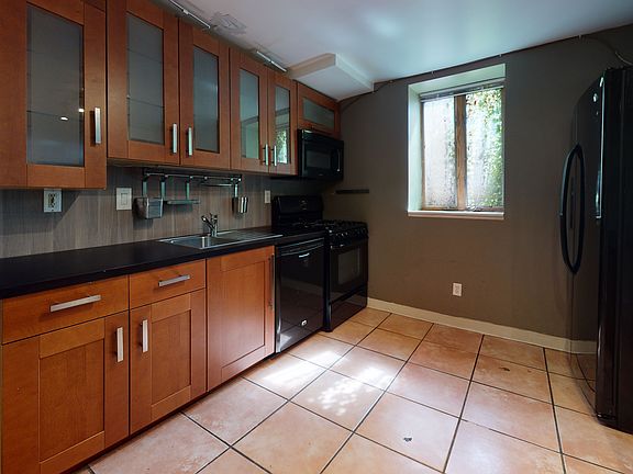 3rd image of 1409 5th St SE