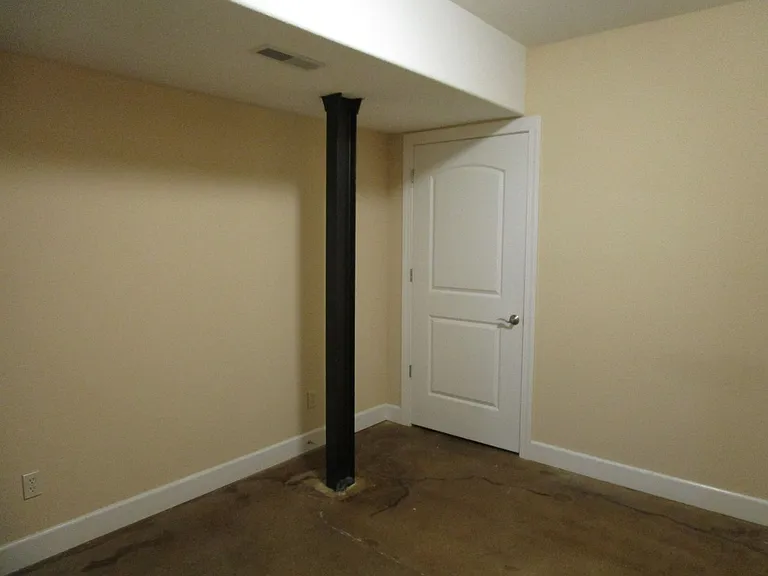 810 E Broadway — Photo 15