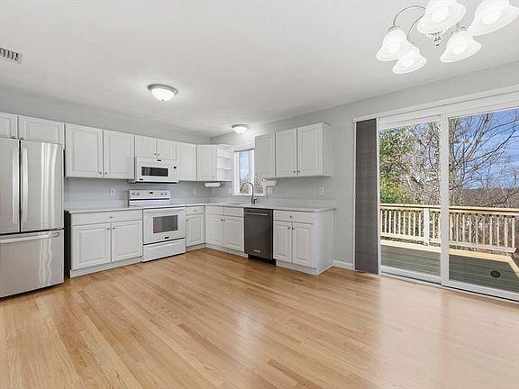 5th image of 11 Emerald Dr