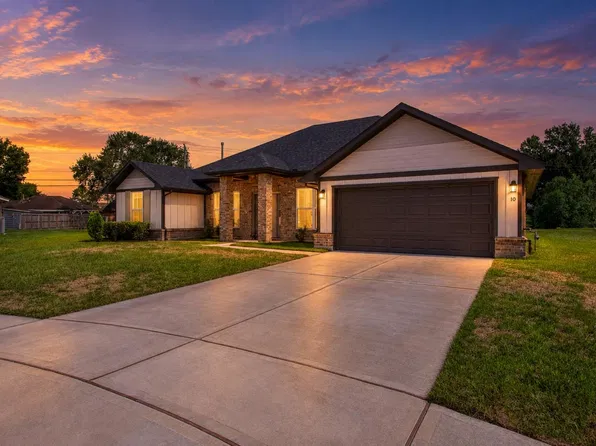10 Gemstone Ct, Angleton, TX 77515