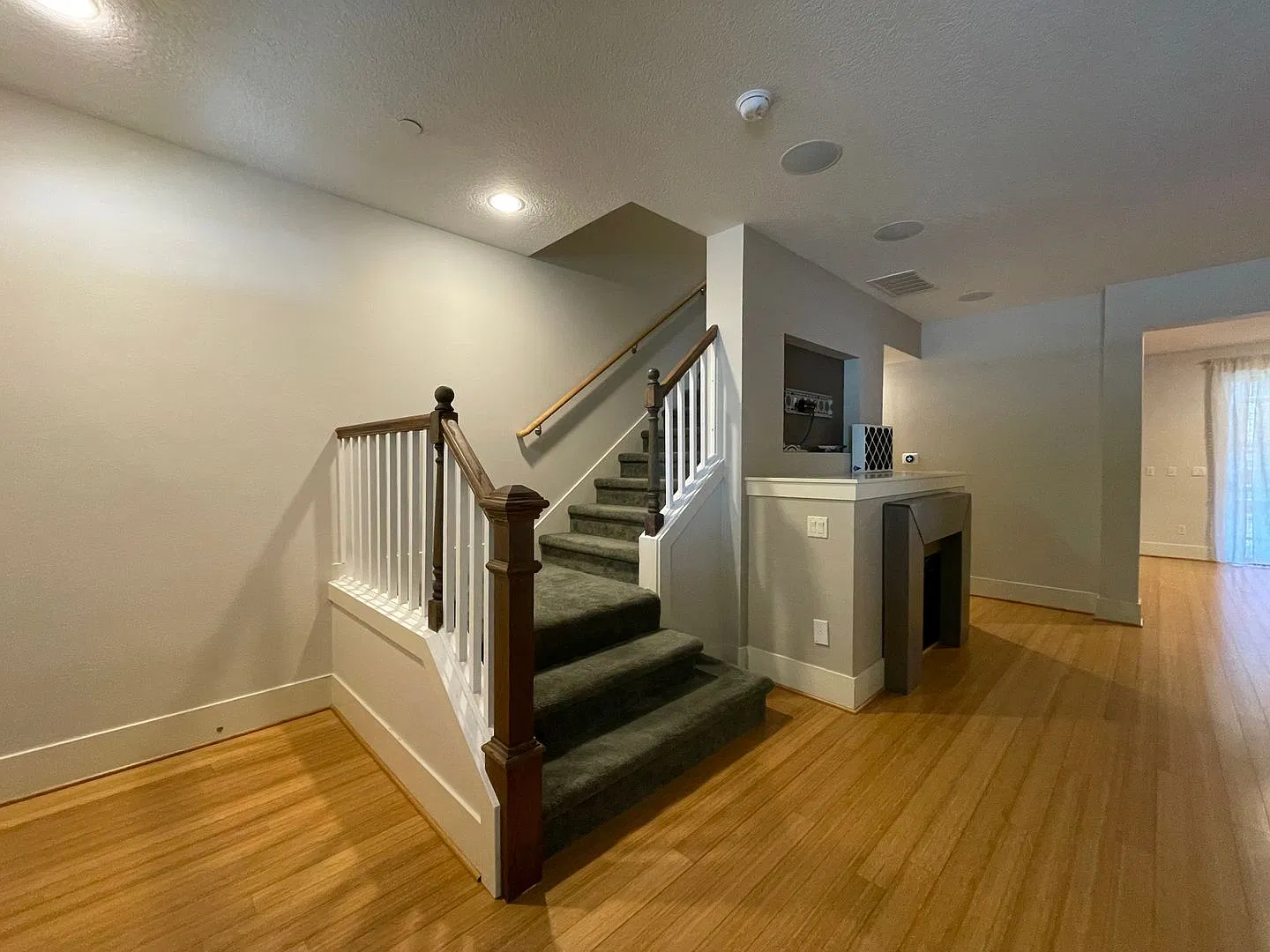 Cedar Mill - 3bd 2.5ba + Bonus Room Th ~ A/C, Ev Charging & More ~ Convenient To Nike, Intel And ... — Photo 3