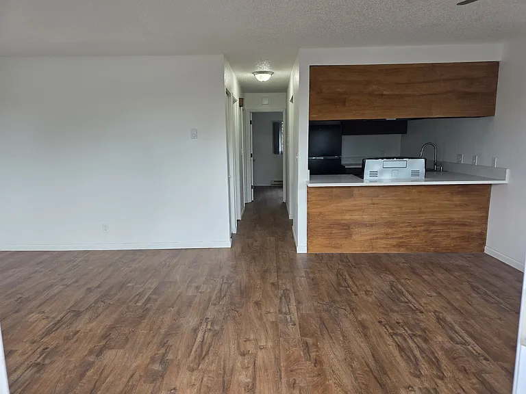 223 NW Nye St #4 — Photo 1