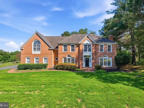 915 Winstead St, Great Falls, VA 22066