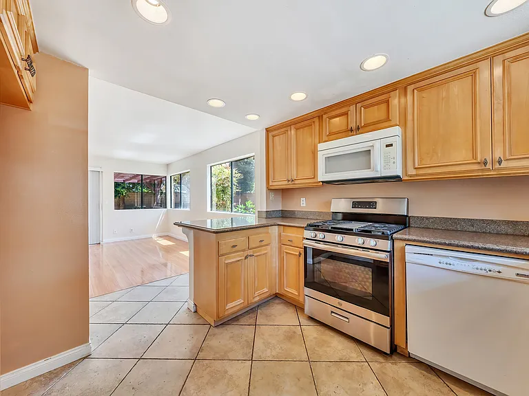 156 Appletree Ave — Photo 8