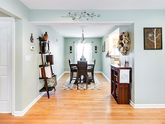 5th image of 5854 Sunshine Dr #103