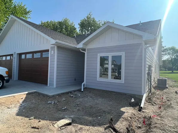 1018 S Emerald Hills Dr, Arnolds Park, IA 51331