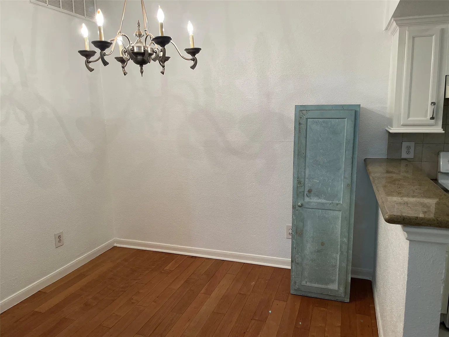 1 bed, 1.0 bath, 848 sqft, $1,100 — Photo 3