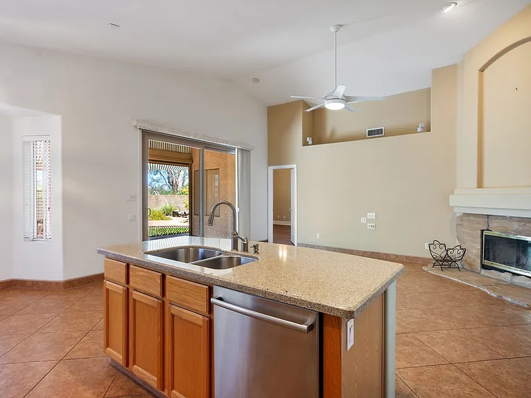 680 S Lucinda Dr — Photo 7