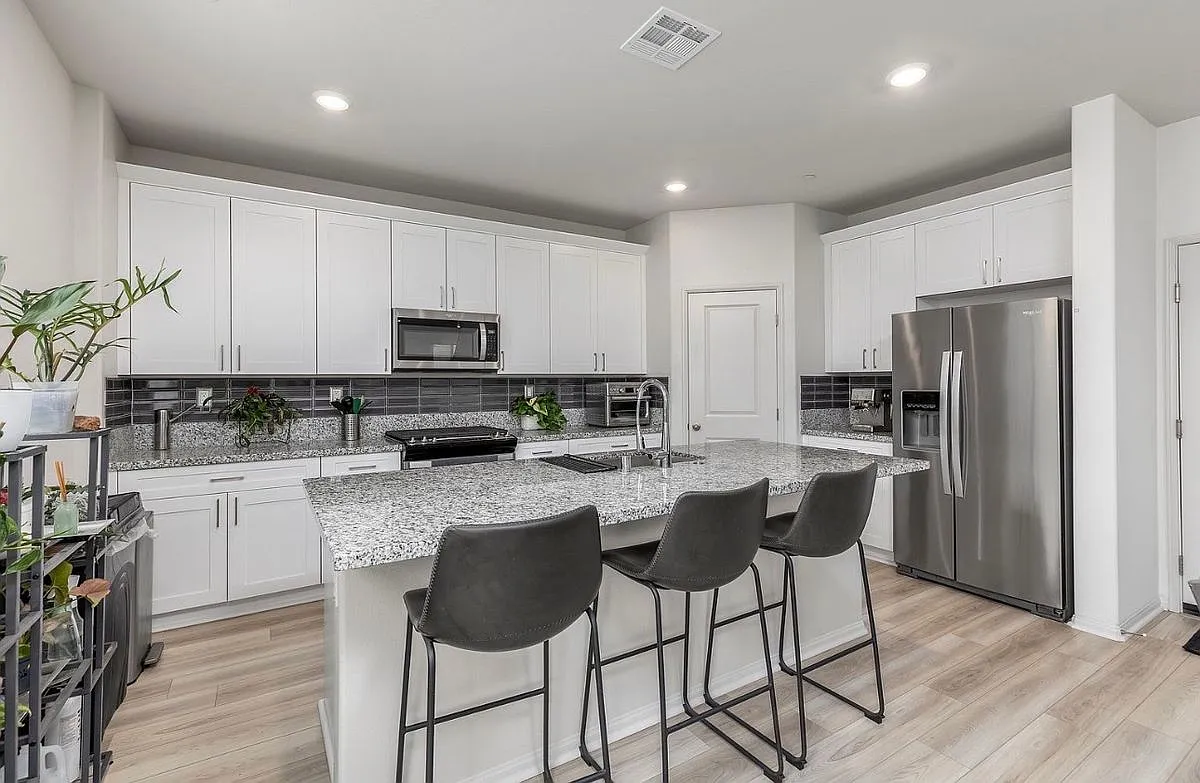 5 bed, 3.0 bath, 2300 sqft, $3,695 — Photo 2