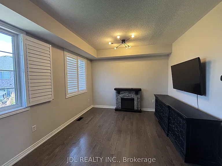 1374 Granrock Cres — Photo 4