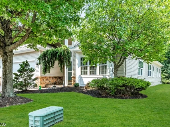 25 Daulton Dr, Franklin Twp., NJ 08873