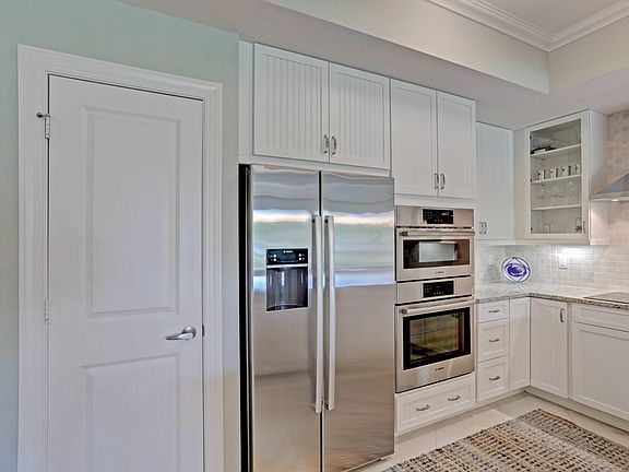 4th image of 1022 Bay Colony Dr S