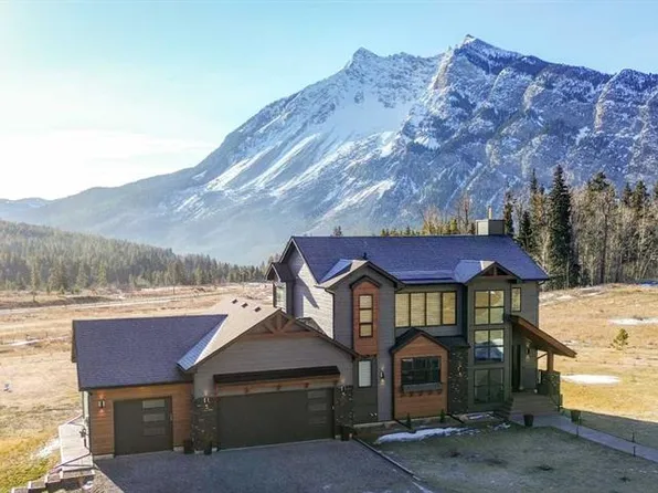 2616 W Valley Ridge Dr, Crowsnest Pass, AB T0K 0E0